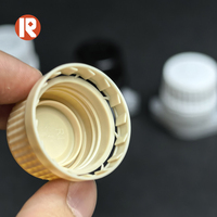 Couvercle en plastique mat avec bec verseur pour une présentation accrocheuse des sachets de jus