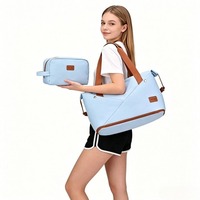 Ensemble de 2 sacs de voyage personnalisables avec logo, comprenant une trousse de maquillage, un sac de week-end grande capacité avec passant pour trolley et un sac de sport