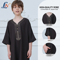 Nouvelle Collection 2026 : Thobe Garçon Marron Foncé Brodé à Manches Courtes – Robe Arabe Musulmane Enfant, Jubba, Vêtement Islamique pour Ramadan et Aïd, Qamis