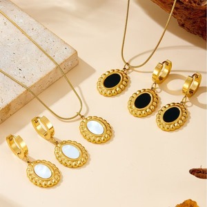 Conjunto de Collar y Pendientes de Concha Redonda para Mujer, Estilo Francés, Lujo Ligero, Retro, INS, de Marca, en Acero Inoxidable con Baño de Oro de 18K - Product Image 1