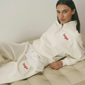 Conjunto Deportivo de Sudadera Corta y Pantalones de Chándal para Mujer, Personalizado con Bordado, Ligero, 380 g/m², 100 % Algodón Orgánico Premium - Product Image 1