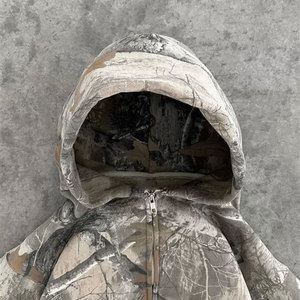 Giacca con Zip Personalizzata Stile Retrò con Stampa Effetto Legno Camouflage Felpa con Cappuccio in Spugna Francese per Uomo - Product Image 2