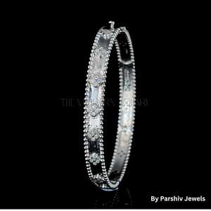 Bracelet élégant en diamant le plus demandé, parfait pour les mariages ou les anniversaires et les vêtements de luxe quotidiens disponibles à la vente - Product Image 2