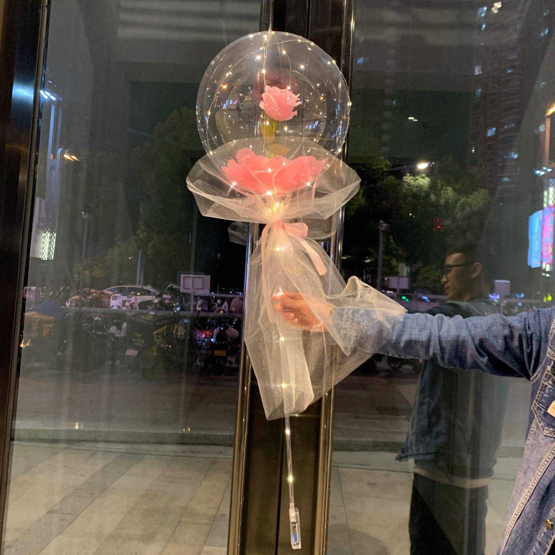 Rosa + pétalos de rosa + hilo