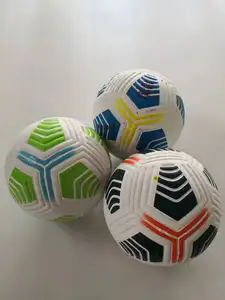 Palloni futsal con logo personalizzato OEM di alta qualità 4 palloni da calcio senza soluzione di continuità dimensione professionale 5
