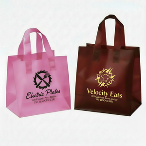 Sacs de courses en plastique doux au toucher avec logo personnalisé pour la vente au détail de mode et la promotion de marque - Product Image 1