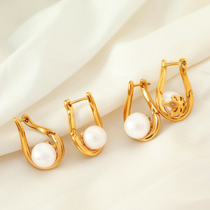 Pendientes Geométricos en Forma de Lágrima con Perla de Agua Dulce y Engaste de Garra para Uso Diario - Product Image 4