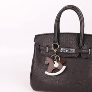 25トレンディな新着漫画ロッキングホースバッグチャームクリエイティブPUレザーキーチェーン女性用バッグチャームアクセサリー - Product Image 5