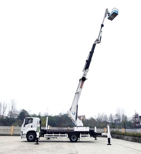 Camion à flèche télescopique 1SUZU Giga 40m pour l'entretien des installations électriques, la cueillette des fruits et légumes, l'installation de vitres et l'élagage des arbres - Product Image 1