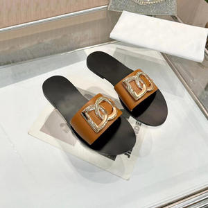 Sandalias de Goma de Lujo de Marca Famosa de Diseñador de Cuero Genuino de Alta Calidad, Última Moda en Sandalias Planas Deslizantes - Product Image 1