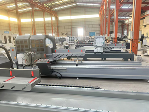Scie à découper CNC à double tête pour la fabrication de fenêtres et de portes en aluminium et PVC - Product Image 5