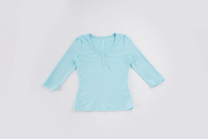 T-shirt en tricot boutonné à col en V pour femme, haut à manches 3/4 de couleur unie, chemisier slim décontracté style streetwear avec boutons sur le devant - Product Image 2