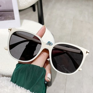 Gafas de Sol Polarizadas con Marco Blanco para Mujer, Rectangulares, Montura Completa, UV400, Moda Verano 2024 - Product Image 3