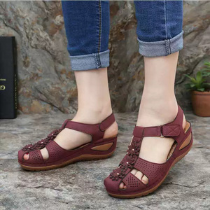Sandalias de cuña vintage florales para mujer ODM OEM con punta cerrada, perforadas, transpirables, con correa, cómodas, suela antideslizante, calzado casual diario - Product Image 3