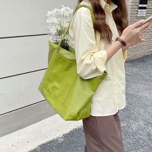 Bolso Tote Grande de PU Suave Color Verde Aguacate con Bolsillo con Cremallera para Viajes y Desplazamientos - Product Image 2
