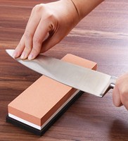 Pierre à aiguiser double face, plusieurs options de grain, livrée avec base en bambou et guide d'angle pour couteaux, adaptée aux couteaux de cuisine