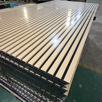 Panneaux muraux acoustiques en PVC à lattes de bois au design moderne, fibre de polyester noire, NRC 60%, imperméables, ignifuges, écologiques, pour salon