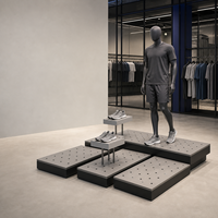Base de présentation pour mannequin de vitrine avec cadre finition or et plateformes effet bois foncé pour vêtements et chaussures