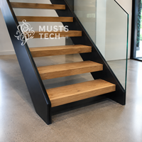 Escalier suspendu architectural intérieur à double poutre latérale, pour la réalisation de projets de collaboration esthétique avec les designers