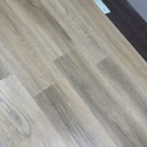 Le plancher de SPC de chêne léger apporte une vibration chaude et naturelle à cette chambre à coucher avec un style moderne et élégant de conception. - Product Image 5