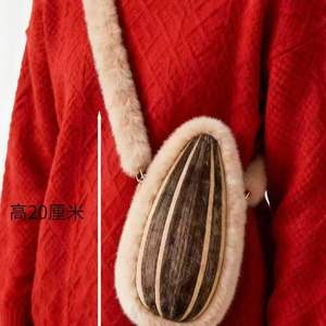 Sac à bandoulière en fourrure personnalisé d'hiver, design créatif <span class=keywords><strong>de</strong></span> graines <span class=keywords><strong>de</strong></span> <span class=keywords><strong>tournesol</strong></span> géantes, sac à bandoulière quotidien mignon pour fille, peluche douce et amusante - Product Image 4