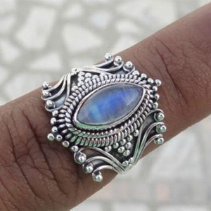Anello Vintage con Effetto Pietra di Luna per Donne, Stile Nepal, Accessorio di Moda per Uso Quotidiano - Product Image 1