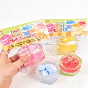 Jouet à presser en TPR coloré et réaliste de 6 cm, en forme de gobelet de milkshake mignon avec motifs pastèque, mangue, fraise, pudding, solide, sans liquide ni gel - Product Image 2