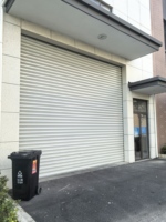 Porte à enroulement industrielle moderne en alliage d'aluminium, électrique, antivol, finition industrielle