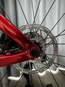 Vélo de course sur route aérodynamique en fibre de carbone 700C avec système de vitesses électroniques 24 vitesses, frein à disque hydraulique, léger, vente en gros OEM - Product Image 4