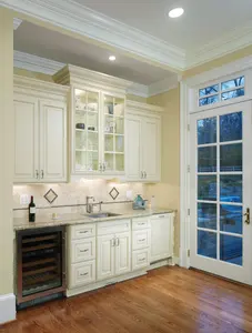 Классическая L-образная кухня с белыми шкафами с приподнятой панелью, индивидуальный кухонный шкаф и мебель для всего дома на заказ