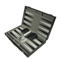 Cassette de backgammon en cuir pour enfants avec pièces d'échecs et accessoires dans une boîte à rouleaux de voyage
