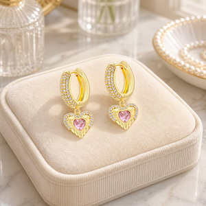 Boucles d'oreilles pendantes de créateur de luxe en forme de lettre, boucles d'oreilles créoles cœur plaquées or 18 carats, bijoux hip-hop pour femmes Yiwu - Product Image 3