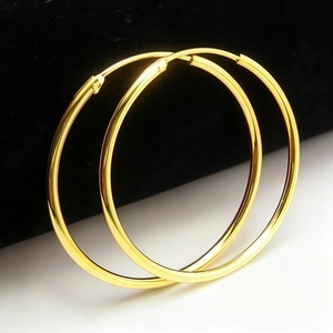 Boucles d'oreilles créoles fines classiques en or 14 carats pour femmes, à porter au quotidien - Product Image 2