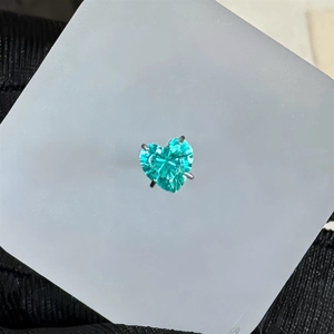 Bijoux de piercing japonais en cuivre et acier, clou d'oreille en zircon vert en forme de cœur, pour cartilage, à filetage, vente en gros OEM - Product Image 1