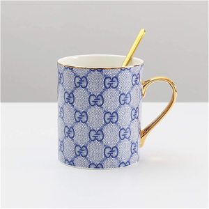 Ensemble <span class=keywords><strong>de</strong></span> tasses à café en céramique <span class=keywords><strong>de</strong></span> luxe verres à motifs à carreaux dorés avec imprimés inspirés des créateurs pour le bureau à domicile - Product Image 4