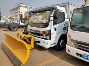 Nouveau camion balayeuse multifonctionnel Dongfeng équipé d'une balayeuse à neige et d'un charrue à neige pour le nettoyage des rues et le déneigement hivernal - Product Image 3
