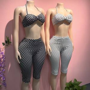 طقم نسائي جديد لعام 2025 مكون من قطعتين بنقشة البولكا دوت، توب قصير بدون حمالات وشورت ضيق عصري وجذاب - Product Image 5