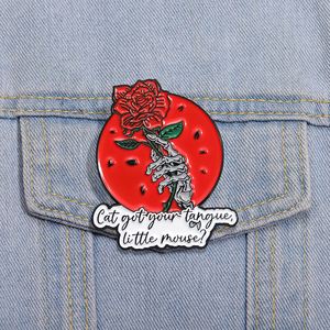 Gato tiene tu lengua pequeño ratón esmalte Pin oscuro Romance broche solapa insignia joyería regalo al por mayor - Product Image 1