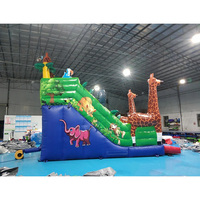 Château gonflable géant pour enfants avec toboggan et zones de saut, thème animaux de la savane : girafe, orang-outan, tigre, éléphant
