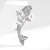 Broche en laiton micro-incrustée de zircon, motif poisson du Nouvel An, avec perle, pour la vente en gros de bijoux fantaisie