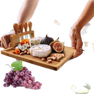 Planche à fromage en bambou avec 4 couteaux et un ensemble de spatules pour servir et couper - Product Image 3