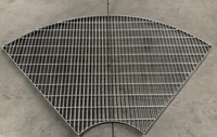 Grille carrée en acier galvanisé robuste antidérapante pour passerelles et plateformes, avec design courbé pour les murs de réservoirs ronds et de conduites