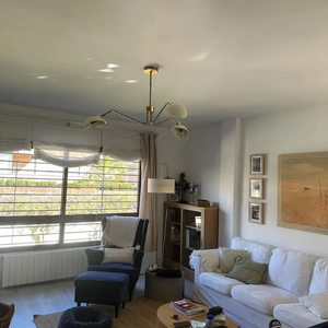 Lustre moderne en laiton fait main à 3 lumières, abat-jour blanc incurvé, luminaire de plafond Sputnik de style mid-century, semi-encastré - Product Image 6