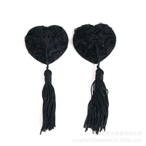 Jouets bondage sexy avec cache-tétons, y compris des cache-tétons en silicone noir et rouge et des jouets bondage à motifs de roses. - Product Image 2
