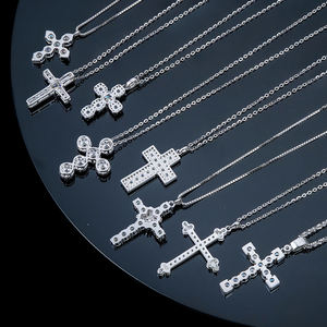 Collar con colgante de cruz religiosa de Jerusalén con incrustaciones múltiples de moissanita VVS, de plata 925 chapada en oro blanco - Product Image 3