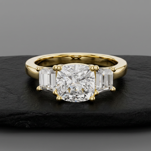 Anillo de compromiso y aniversario unisex de lujo con tres piedras de diamante cultivado en laboratorio con corte cojín, certificado IGI E VVS2, en oro macizo de 14K - Product Image 2