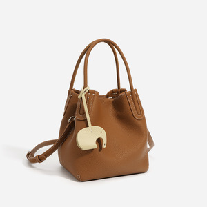 Sacs à main en cuir de vachette pleine fleur avec fermeture à loquet, sacs à bandoulière souples et polyvalents, sacs seau pour femmes - Fabricant ODM&OEM 2026 - Product Image 2