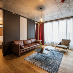 Mobilier de chambre d'hôtel modulaire en bois pour maison conteneur personnalisée, suite complète pour maison préfabriquée, camping et espace hôtelier - Product Image 3
