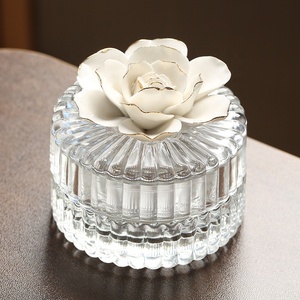 Pot à bonbons exquis d'inspiration européenne avec couvercle en céramique en forme <span class=keywords><strong>de</strong></span> fleur - Idéal pour la décoration et le rangement à la maison - Product Image 5