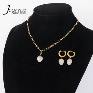 Conjunto de Collar y Pendientes de Acero Inoxidable Chapado en Oro con Colgante de Corazón y Dijes de Diseño para Bodas y Aniversarios - Product Image 1